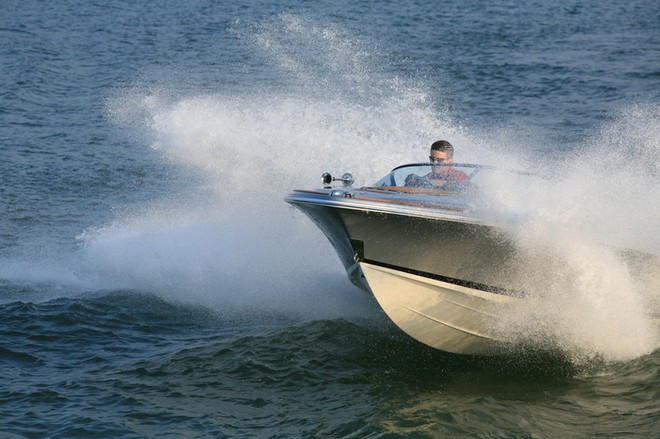 Chris-Craft’s Silver Bullet blasts through the spray as it shows its style. © Bob Wonders